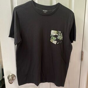 Old Navy. Soft washed gray T with tropical print chest pocket. Size M.